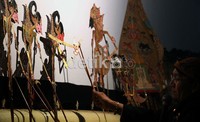 Pertunjukan wayang kulit yang dipimpin Ki Manteb Soedarsono juga turut menghibur para undangan. (Hasan Alhabshy/detikcom).