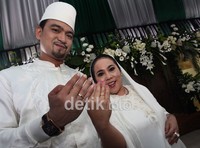Iyan dan Nunung pamer cincin pernikahan mereka. (Hasan Alhabshy/detikcom).