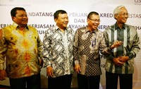 Direktur Utama PT Pelindo IV (Persero) Harry Sutanto (dua dari kiri) berbincang dengan Direktur Bisnis Kelembagaan dan BUMN PT BRI Asmawi Syam (dua dari kanan), Komisaris Utama Pelindo IV  Zulkarnain Oeyoeb (kiri) dan Direktur Operasional BRI Sarwono Sudarto (kanan) seusai penandatanganan perjanjian kredit investasi. (Humas BRI).