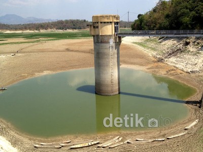 Waduk Pacal Bojonegoro Mengering