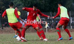 Para pemain Timnas U-22 melakukan sesi latihan di lapangan Timnas, Senayan, Jakarta.