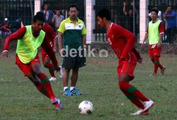Pelatih Kepala Aji Santoto (tengah), memantau para pemainnya berlatih.