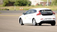 Secara total Volvo V40 tercatat 98 persen untuk perlindungan penumpang dewasa, 75 persen untuk penumpang anak dan 100 persen untuk keselamatan membantu.  Lalu, berkat adanya airbag eksterior untuk pejalan kaki mobil ini juga mencetak perlindungan 88 persen untuk perlindungan pejalan kaki. (dok EuroNCAP)