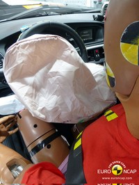 Airbag mengembang di kursi pengendara.  Volvo V40 sendiri adalah sebuah hatchback premium yang memiliki enam pilihan mesin yang terdiri dari 3 mesin bensin dan 3 mesin diesel dan akan menjadi ujung tombak Volvo di masa depan. (dok EuroNCAP)