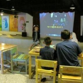 Asyiknya Makan Sambil Nonton Layar Tancep