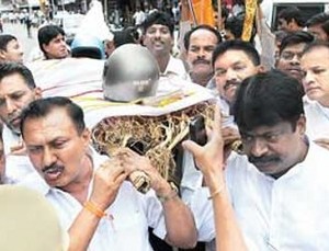 Disuruh Pakai Helm, Ratusan Orang Demo di India