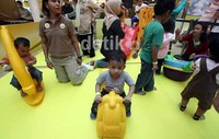 Anak-anak yang datang bisa menikmati dan langsung belajar bagaimana cara menanam bunga, menangkap ikan, dan bermain bebas.