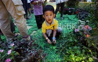 Anak-anak itu semua terlihat sangat senang karena jarang sekali mereka bisa menemukan tempat bermain seperti ini ditengah pusat keramaian Ibukota yang penuh dengan gedung bertingkat.