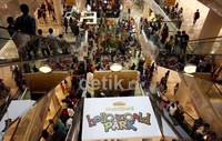 Aktivitas tersebut cukup menarik minat para pengunjung untuk datang dan membawa main anak-anak mereka di atrium mall tersebut.