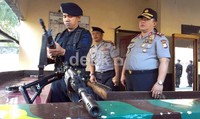 Mudji memeriksa kepiawaian anggota Brimob mengoperasikan senapan serbu SS-1 di pos markas Detasemen C Brimob Bone. Mudji meminta anggotanya tidak takut menghalau serangan lawan.