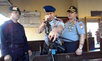 Kasat Brimob Polda Sulsel Kombes Pol Ramdani Hidayat ikut memeriksa senjata anggotanya.