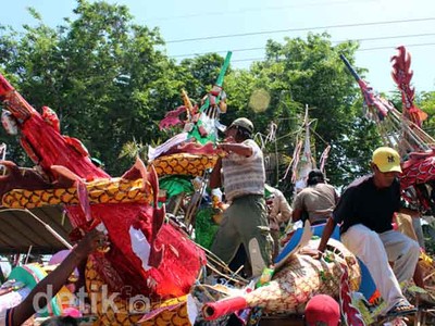 Rebutan Sesaji di Klengteng Bojonegoro