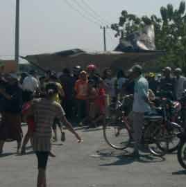 Tuntut Dipasang Traffic Light, Warga Blokir Raya Porong Baru Kian Banyak