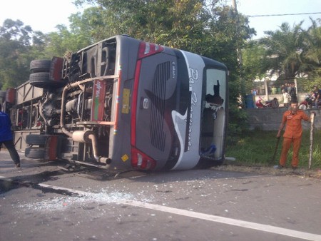 Bus Terbalik di Tol Cikampek, 5 Orang Luka-luka