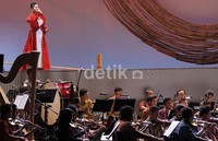 Vina tampil sempurna dengan balutan gaun merah dan putih.