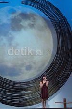 Gaun Merah Vina Panduwinata di Panggung