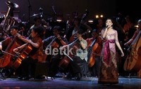 Penyanyi Andrea Miranda saat menghibur ratusan penonton dalam Konser Kemerdekaan Republik Indonesia 2012.