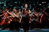 Penyanyi Nyak Ina Raseuki saat menghibur ratusan penonton dalam Konser Kemerdekaan Republik Indonesia 2012 yang bertajuk Berdaulat dan Bhinneka