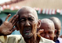 Para penderita penyakit jiwa melakukan upacara 17an. Dari remaja hingga orangtua dirawat disini.