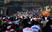 Ratusan warga tumpah di kawasan Tosari, Thamrin hingga BUndaran HI. Masyarakat banyak yang memanfaatkan untuk berolah raga, bersepada dan berwisata bersama keluarga.