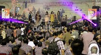 Fesyen Show dengan motiv kotak-kotak ini menyemarakkan halal bi halal Jokowi-Ahok dengan simpatisannya.