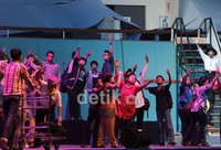 Arga Do Bona Ni Pinasa merupakan sebuah opera budaya yang diiringi dengan untaian dan panduan lagu musik, tari, dan gerakan-gerakan di atas pentas.