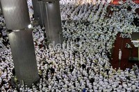Umat muslim dan muslimat melakukan doa dan dzikir bersama yang dipimpin Ustad Arifin Ilham dalam rangka tasyakuran Kemerdekan RI ke-67 dan Halal Bihalal 1433 H.