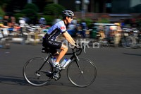 Pesepeda melintas di bundaran HI. Meski bukan car free day, Sudirman-Thamrin terlihat lebih ramai pada hari Minggu oleh warga yang ingin menikmati akhir pekan.