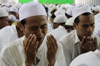 Ribuan umat muslim dan muslimat berdoa bersama dalam acara Indonesia Berdzikir di Masjid Istiqlal, Jakarta.