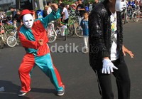 Badut melakukan pantomim yang memeriahkan Minggu pagi di bundaran HI. Car Free Day di Sudirman-Thamrin dilakukan pada pekan kedua dan terakhir tiap bilan.