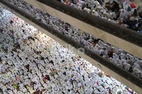3 lantai masjid terbesar di Asia Tenggara tersebut terlihat penuh.