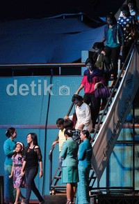 Keduanya memang mengalami kesulitan tersendiri. Selain sama-sama tidak menguasai bahasa Batak, lagu-lagu Batak pun tergolong susah karena berirama cepat. Mereka harus benar-benar menghafalkan.