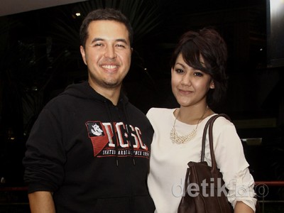 Sissy Priscillia Lepas Kangen dengan Sang Suami