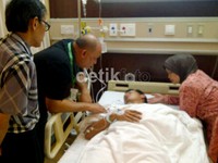 Terlihat bagian kepala Rezky diperban karena kecelakaan.