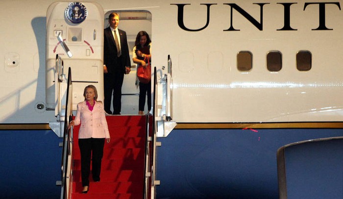Usai 30 Menit di Pesawat, Hillary Clinton Turun Kenakan Baju Pink