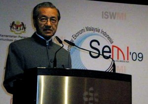 Terima Gelar Doktor HC di Solo, Mahathir Mampir ke Makam Soeharto