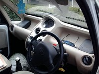 Ada tempat cukup luas di dashboard untuk menyimpan barang. Tidak terlihat ada glove box di sisi kiri (penumpang) depan. Namun boks speaker terlihat cukup jelas di bagian kiri dan kanan. Joknya terbuat dari fabric biasa. (Syarif Hidayatullah)