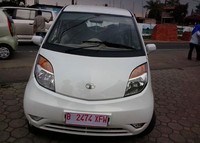 Tata Nano untuk Indonesia rupanya sudah memiliki AC, jadi pengguna tidak khawatir kepanasan di mobil unik ini. (Syarif Hidayatullah)