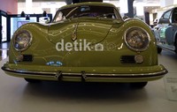Mobil Porsche 356 yang merupakan mobil pertama Porsche juga ikut dipajang bersama Porsche 911 Carrera (G Model), 911 Turbo 3.3 (964), 911 Carrera S (993), 911 Targa (993) dan 911 Turbo 996.