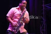 Pemain Saxophone Nicolaus Manuputty tampil saat konser tunggal Glenn Fredly.