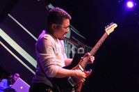 Gitaris Hendry Budidharma Soleiman tampil saat konser tunggal Glenn Fredly.