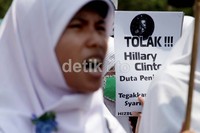 Massa HTI juga membawa poster-poster tuntutan.