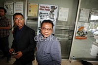Ketua Panwaslu Ramadansyah menyambut kedatangan Ketua DPD Gerindra M Taufik di  Gedung Panwaslu, Jakarta, Senin (3/9/2012).