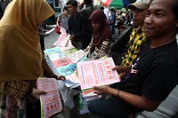 Pembeli mencari buku-buku panduan yang dijual di depan Gedung Caraka Loka, Hang Lekir, Jakarta Selatan.