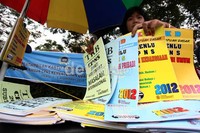 Beragam buku panduan dijual di depan Gedung Caraka Loka, Hang Lekir, Jakarta Selatan.