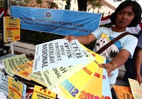 Buku yang per paket berisi lima jenis buku panduan itu dijual seharga Rp 70 ribu.