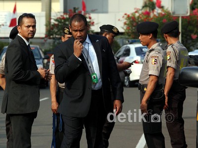 Hillary Datang, Halim Dijaga Ketat