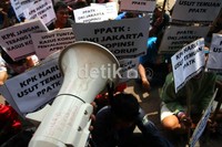Massa mendesak KPK mengusut dugaan korupsi APBD DKI Jakarta berdasarkan temuan PPATK tersebut. Ramses/detikcom.