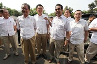 Ahmad Muzani menunjukan pin Gerindra di baju Ahok. Gerindra menargetkan menang pemilu dan mengantarkan Prabowo Subianto sebagai Capres 2014.