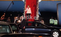 Saat tiba di bandara, Hillary mengenakan blazer berwarna pink serta celana panjang warna hitam.